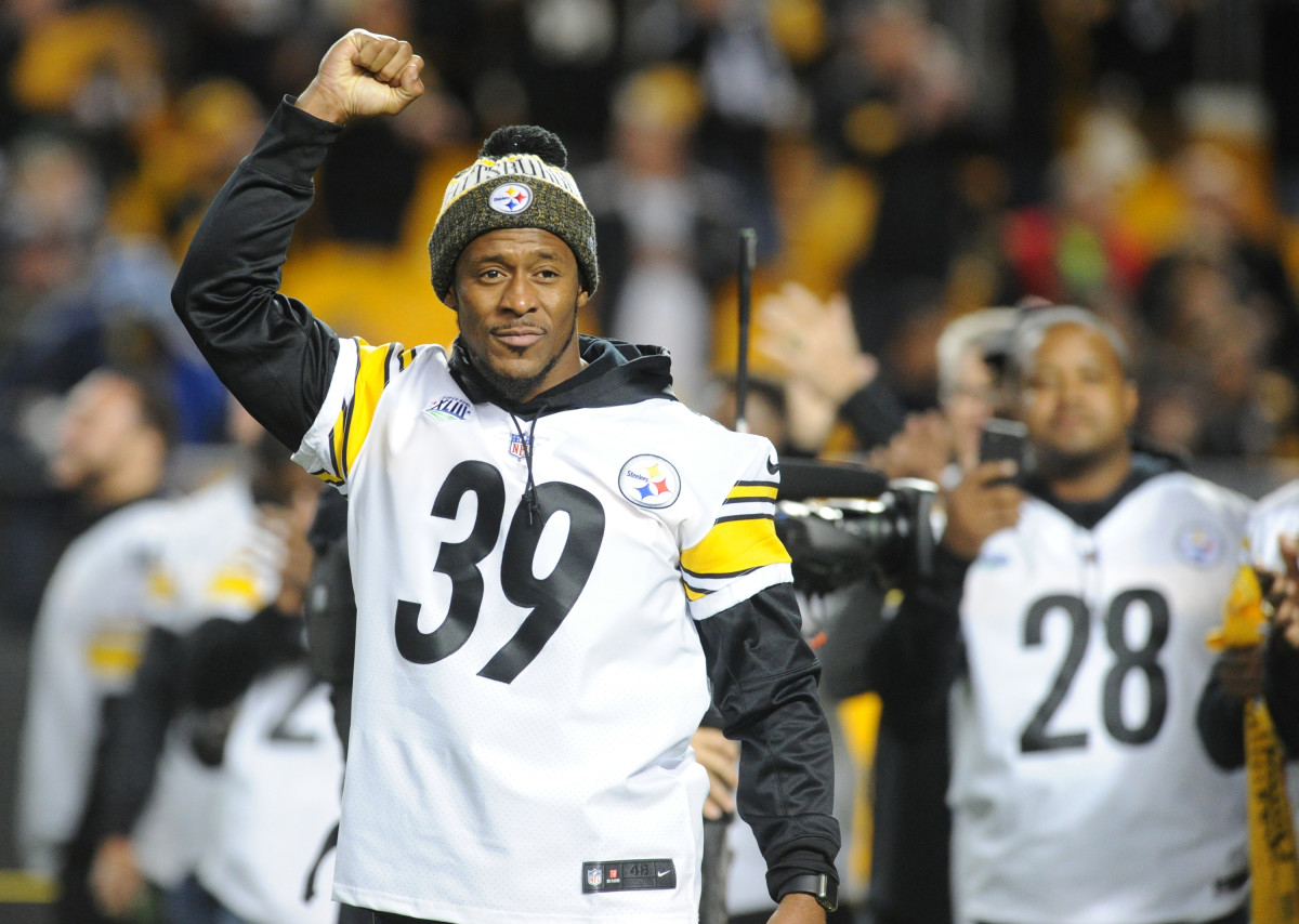 Former Steelers running back Willie Parker (39) acknowledges the crowd during a 2018 against the Chargers at Heinz Field.